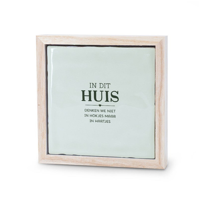 ✨ Keramieken Decoratietegel – “In dit huis denken we niet in hokjes maar in hartjes” ✨