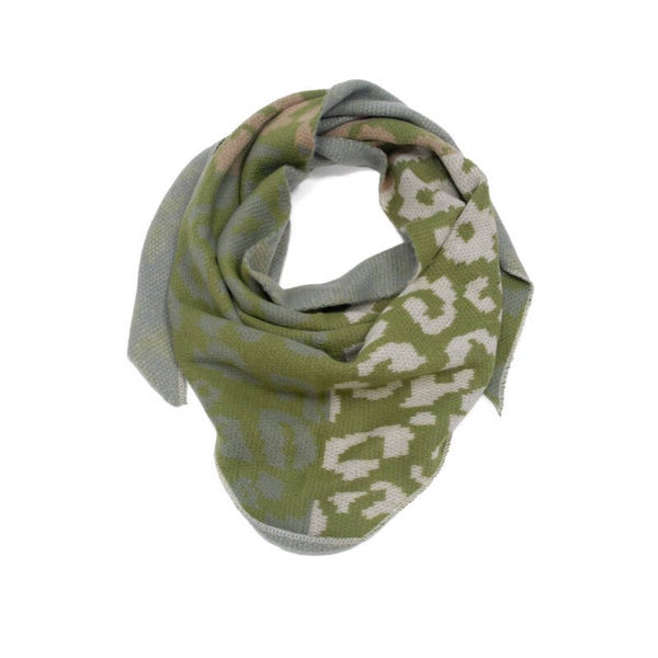 🧣 Triangle Scarf – Soft Sage Leopard