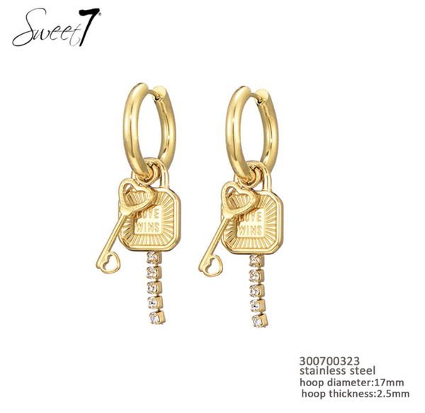 ✨ Love Wins – Sleutel & Slot Hoop Earrings (Gold) ✨