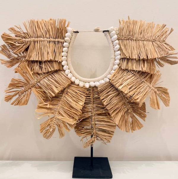 Raffia met schelpen op standaard