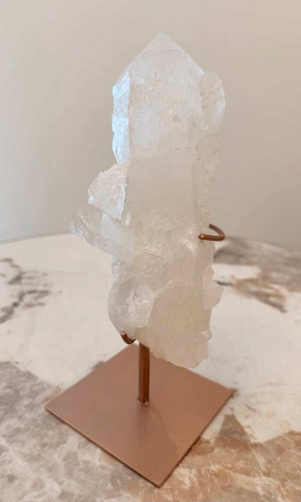 Bergkristal op rose goud standaard