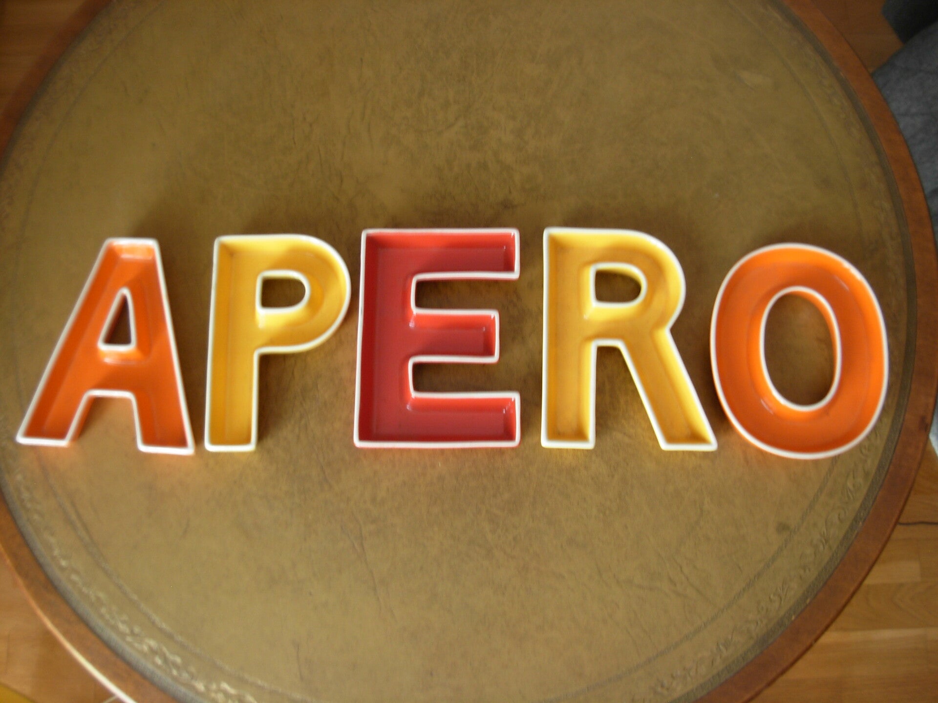 SERVITEUR EN FAIENCE " APERO "