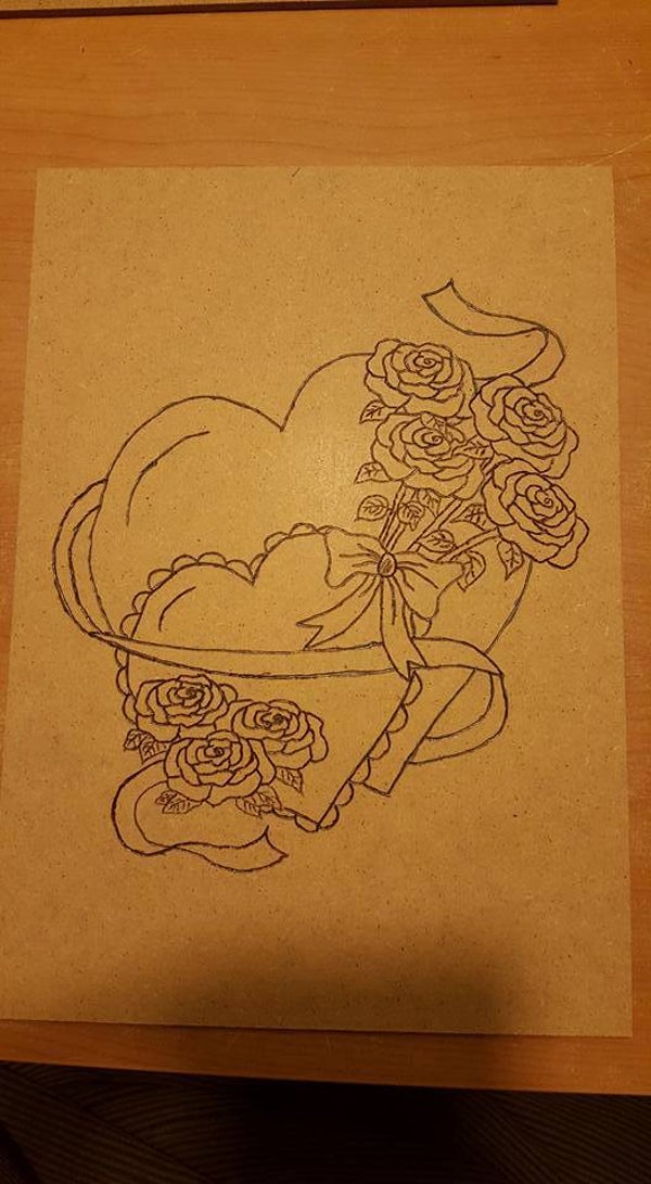 hart met bloemen gebrand