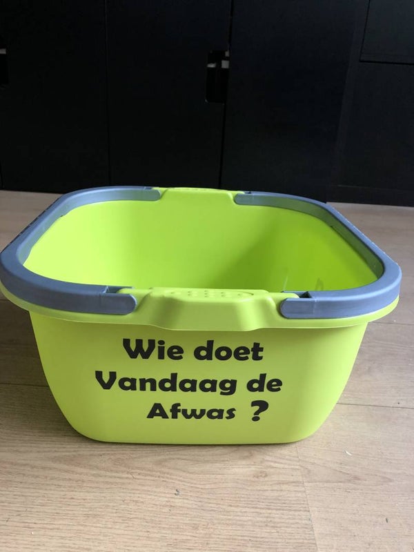 Leuke sticker tekst op een Afwasbak 
