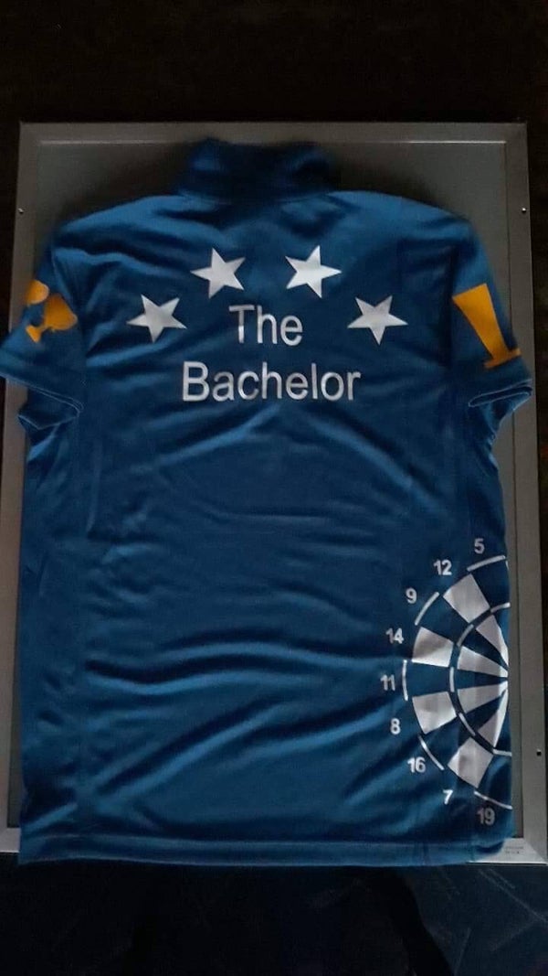 shirt met een dartbord, tekst en afbeelding