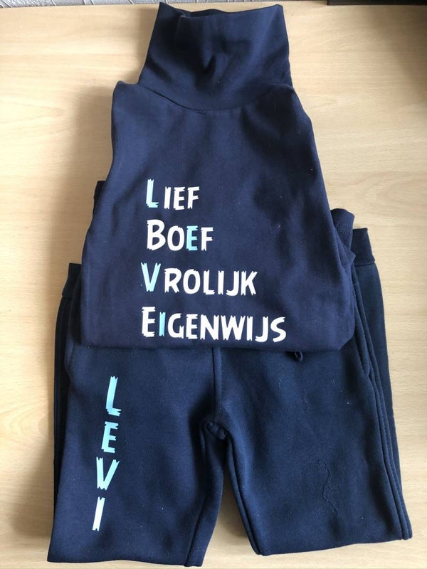 een bedrukt kinder shirt en broek