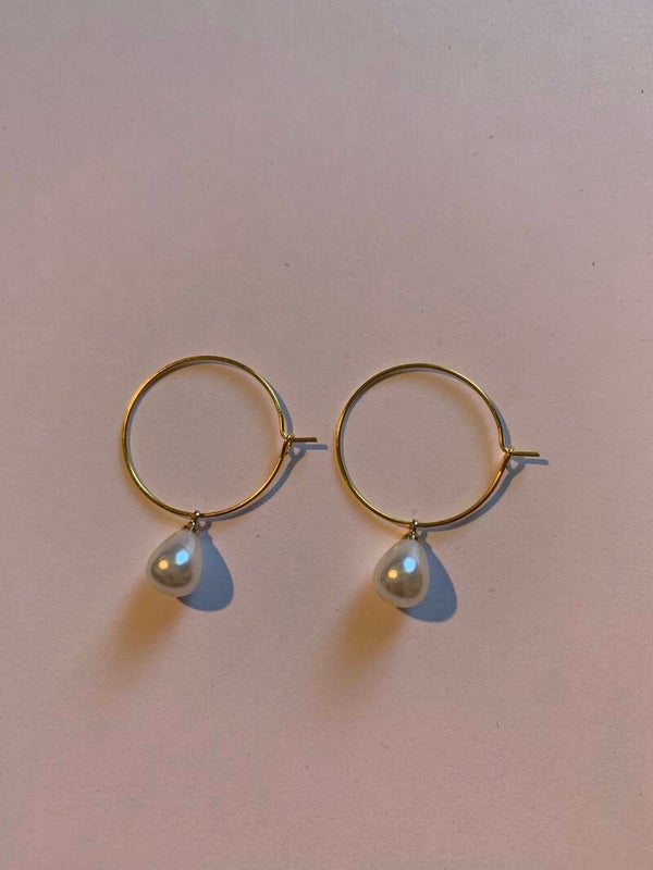 Golden pearl earrings