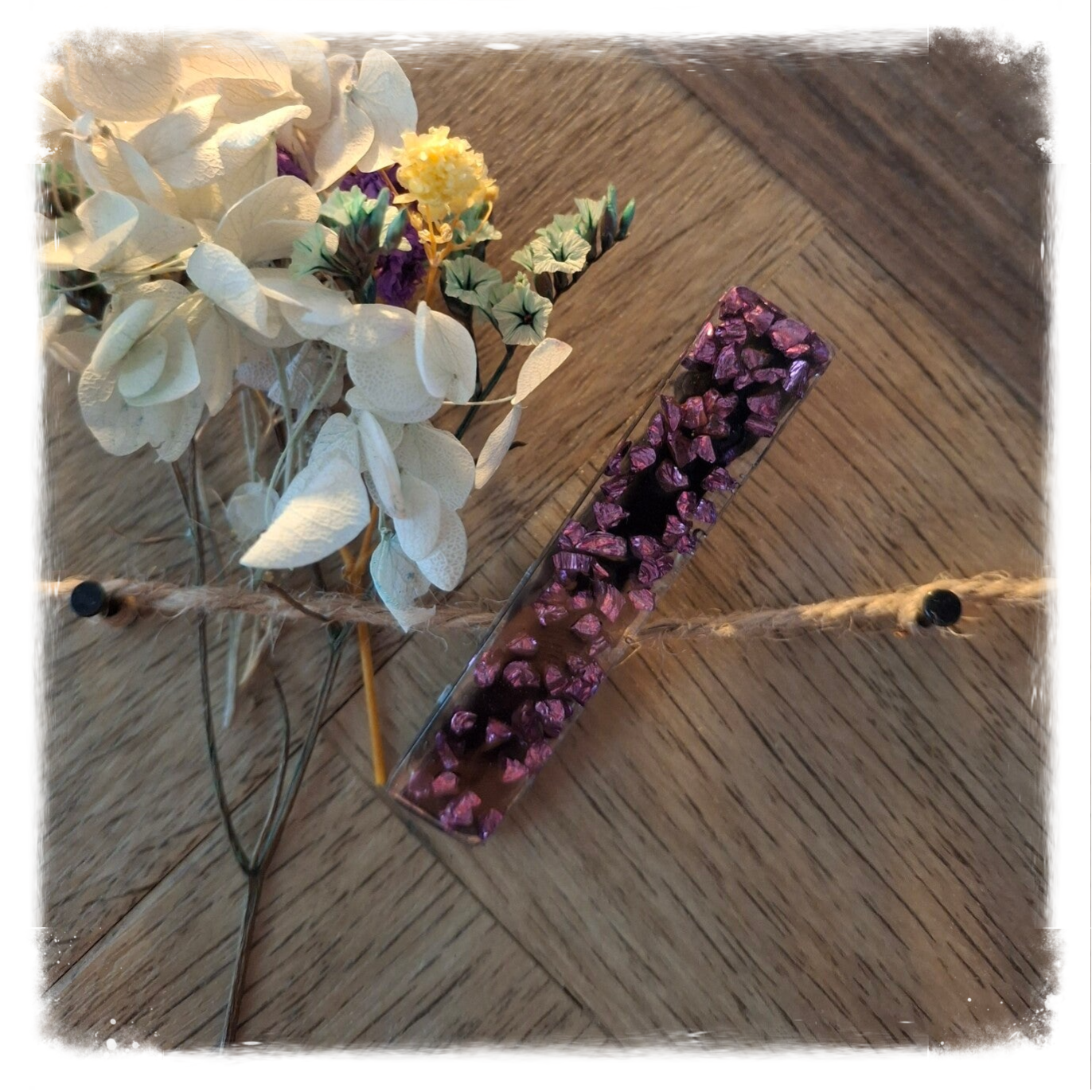 Zwarte smalle haarclips met sprankelende paarse steentjes (handgemaakt)