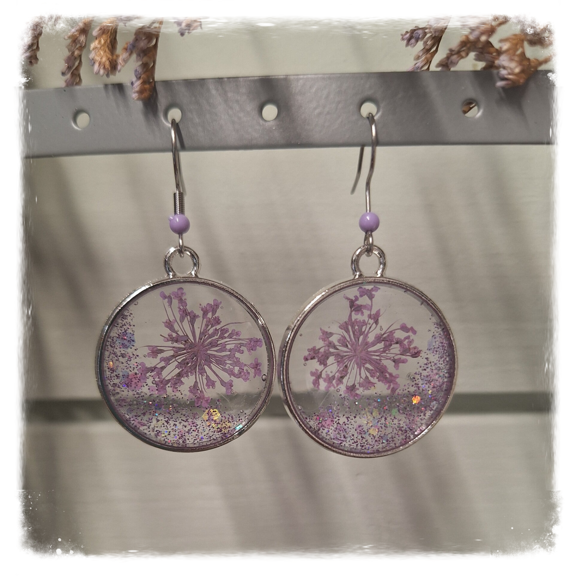 Zilverkleurige Oorbellen met Paarse gedroogde Bloem Pracht