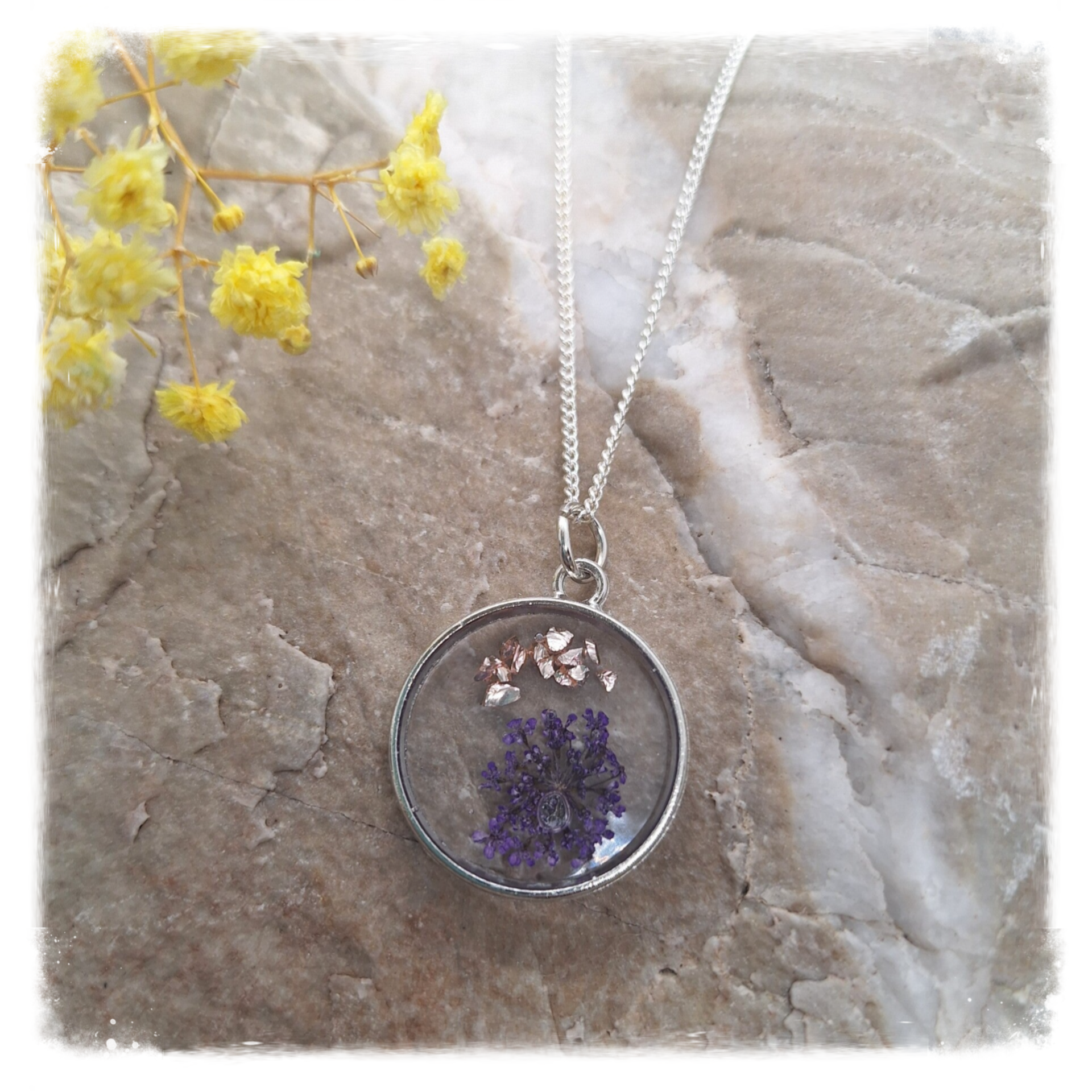 Vintage Zilverkleurige Ketting met Gedroogde Bloem