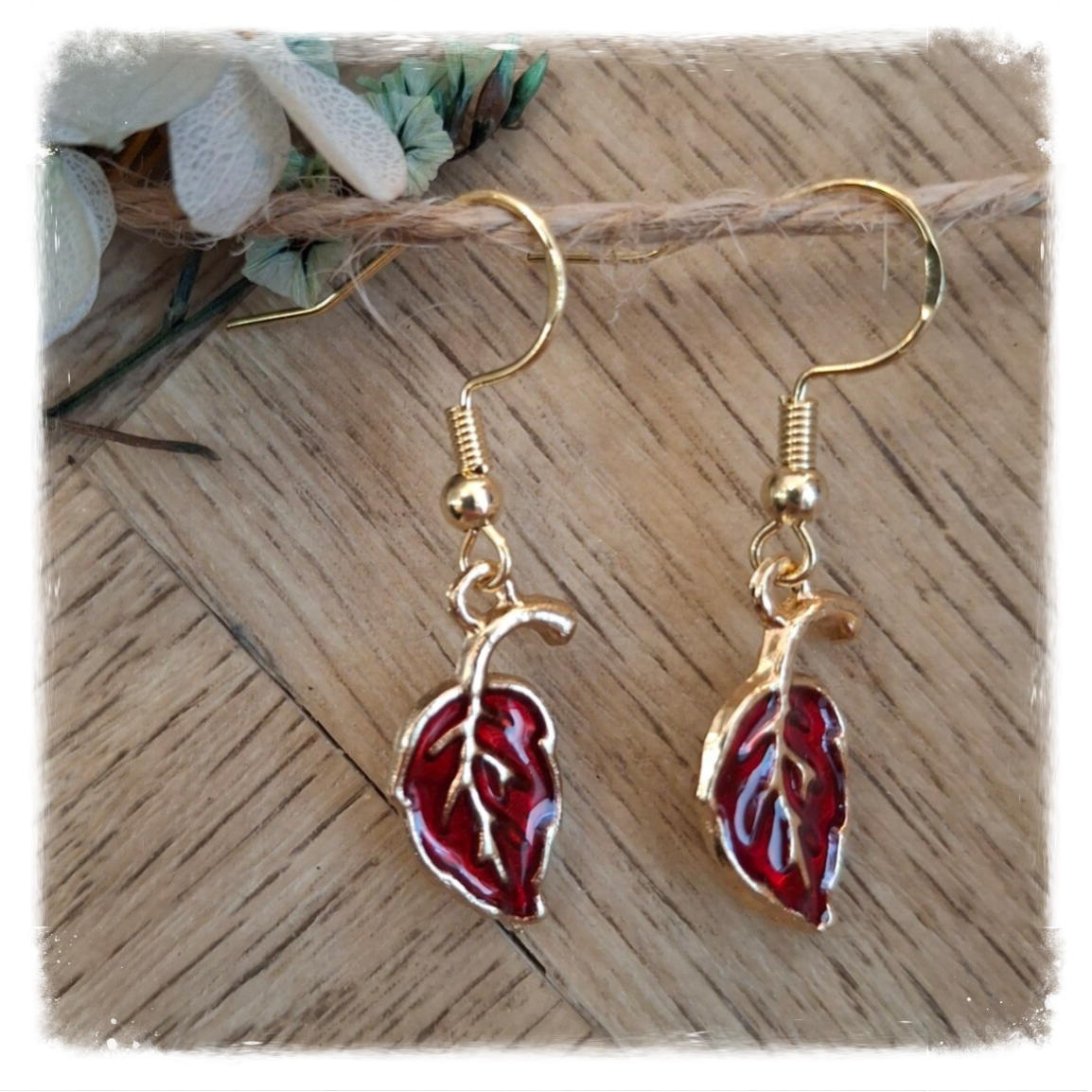 Goldplated Oorbellen met Rode Blaadjes