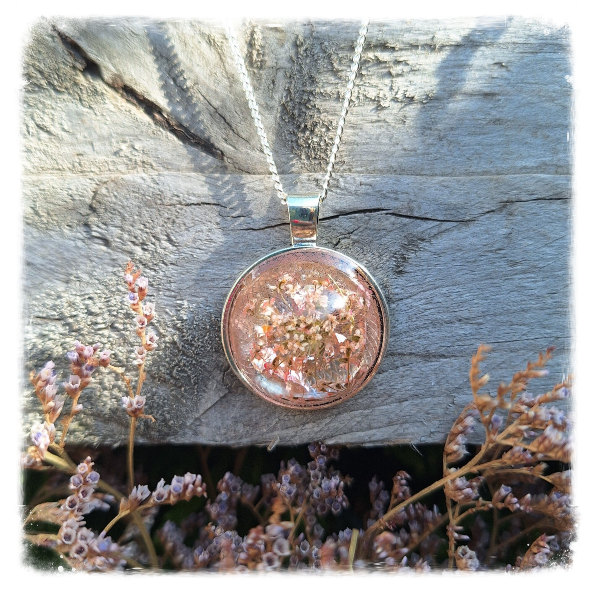 Ketting met Gedroogde Bloemen & Roze Glittersteentjes