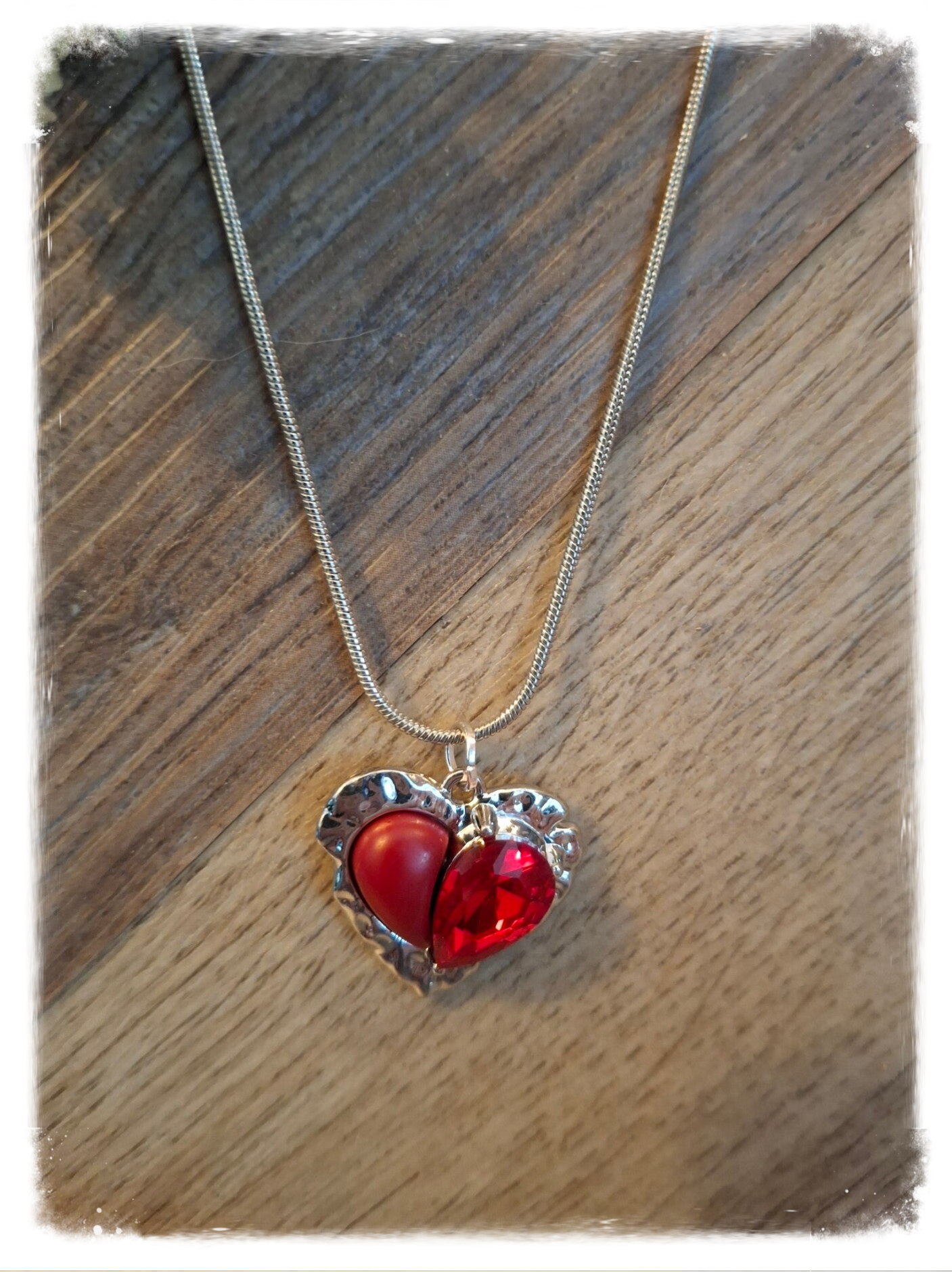 Zilverkleurige ketting met hartvormige hanger