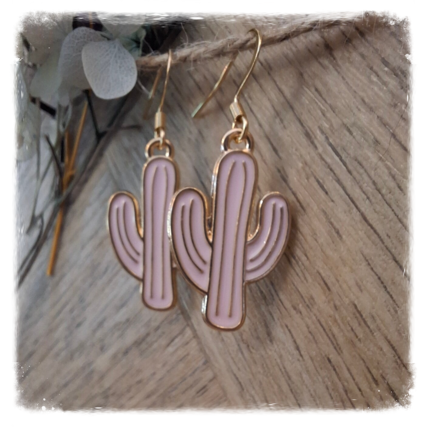 Goldplated Oorbellen met lichtroze cactussen