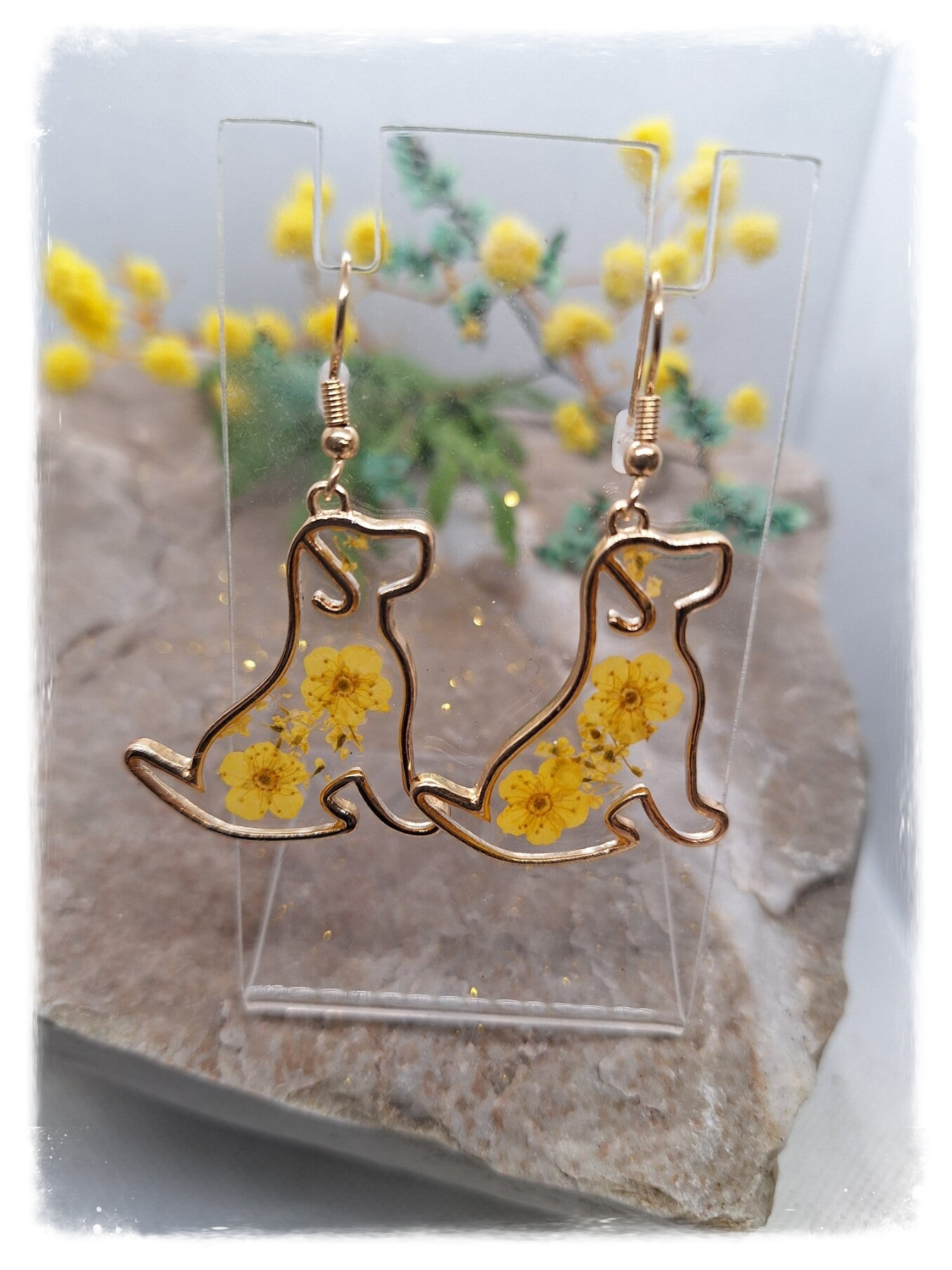 🐶 Goudkleurige Oorbellen – Hondjes met Gedroogde Gele Bloemen