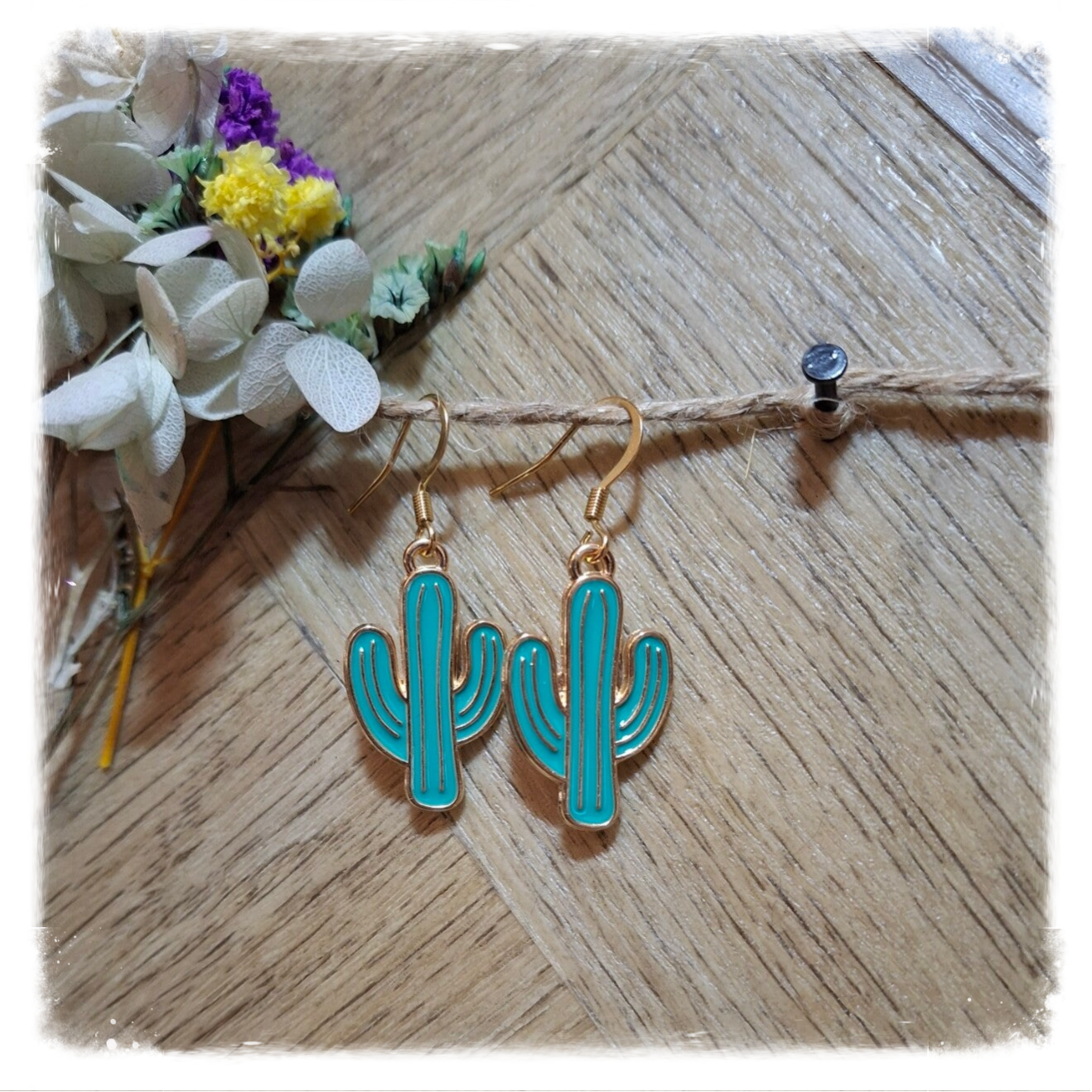 Goldplated oorbellen met licht groene cactus