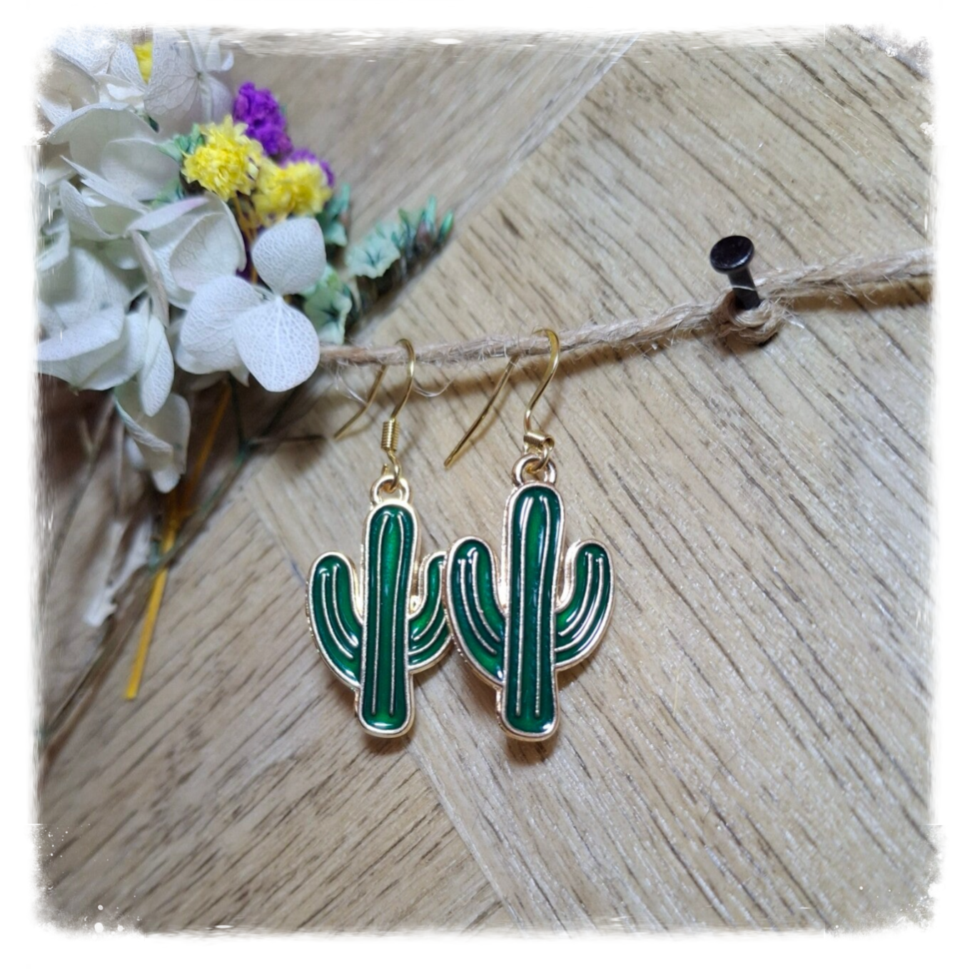 Goldplated Oorbellen met donker groene cactus