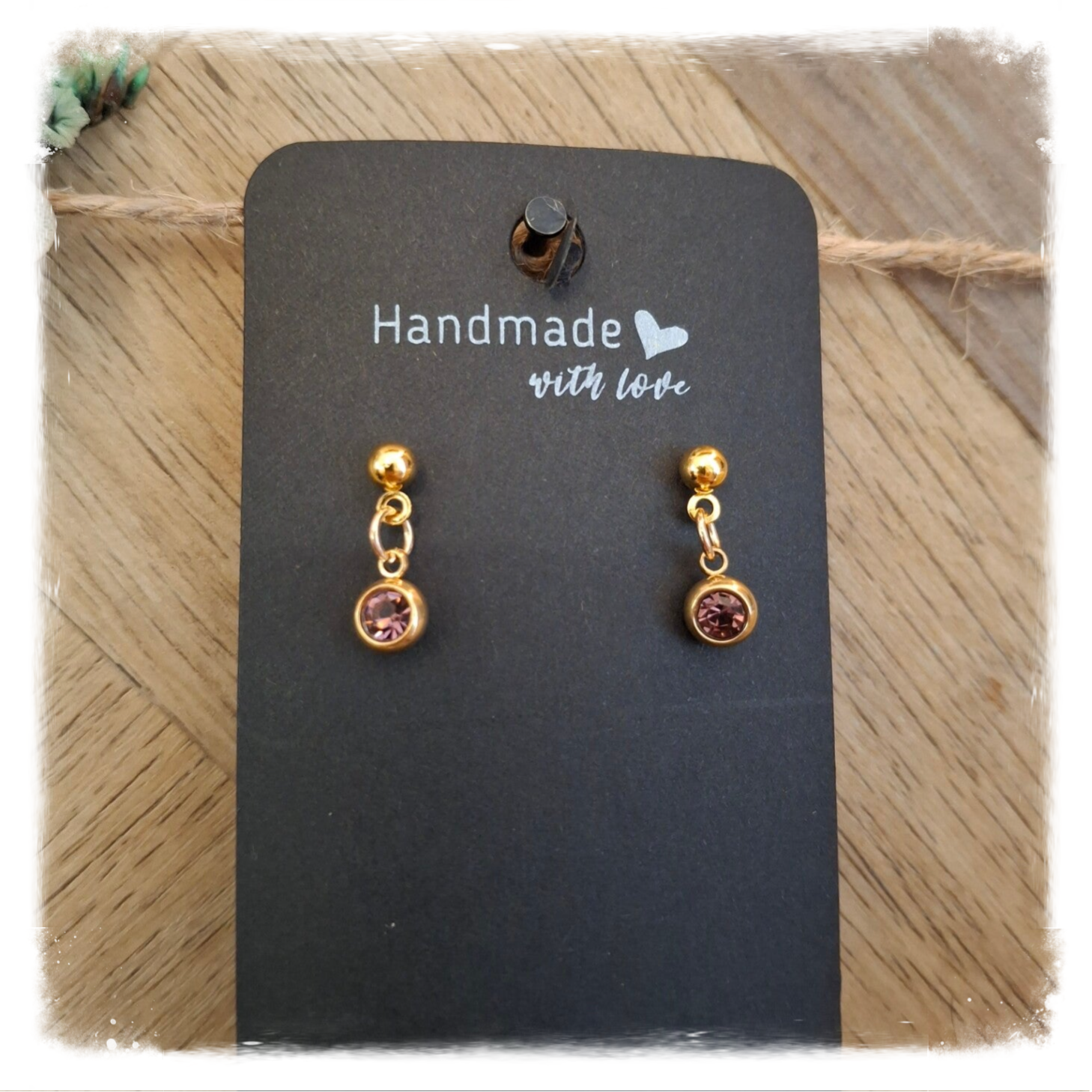 Goldplated oorstekers met donker roze steen