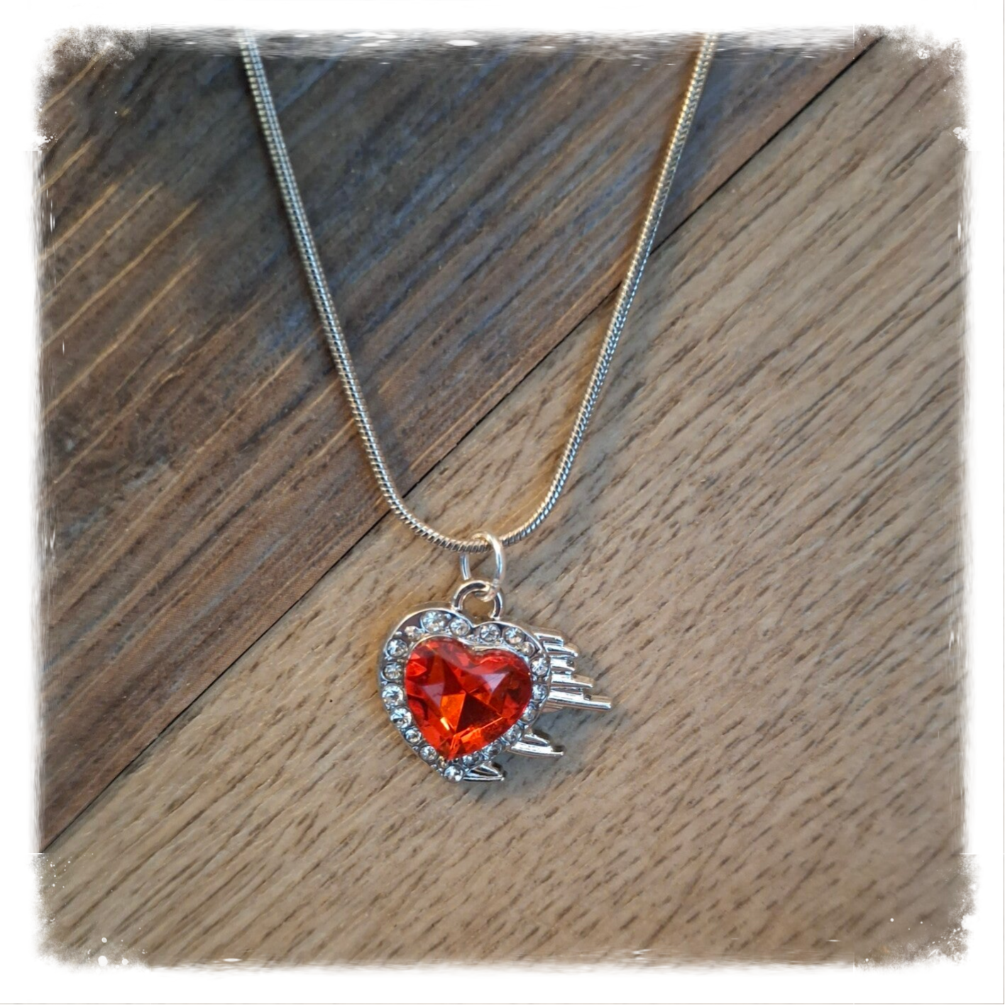 Zilverkleurige ketting met hartvormige hanger