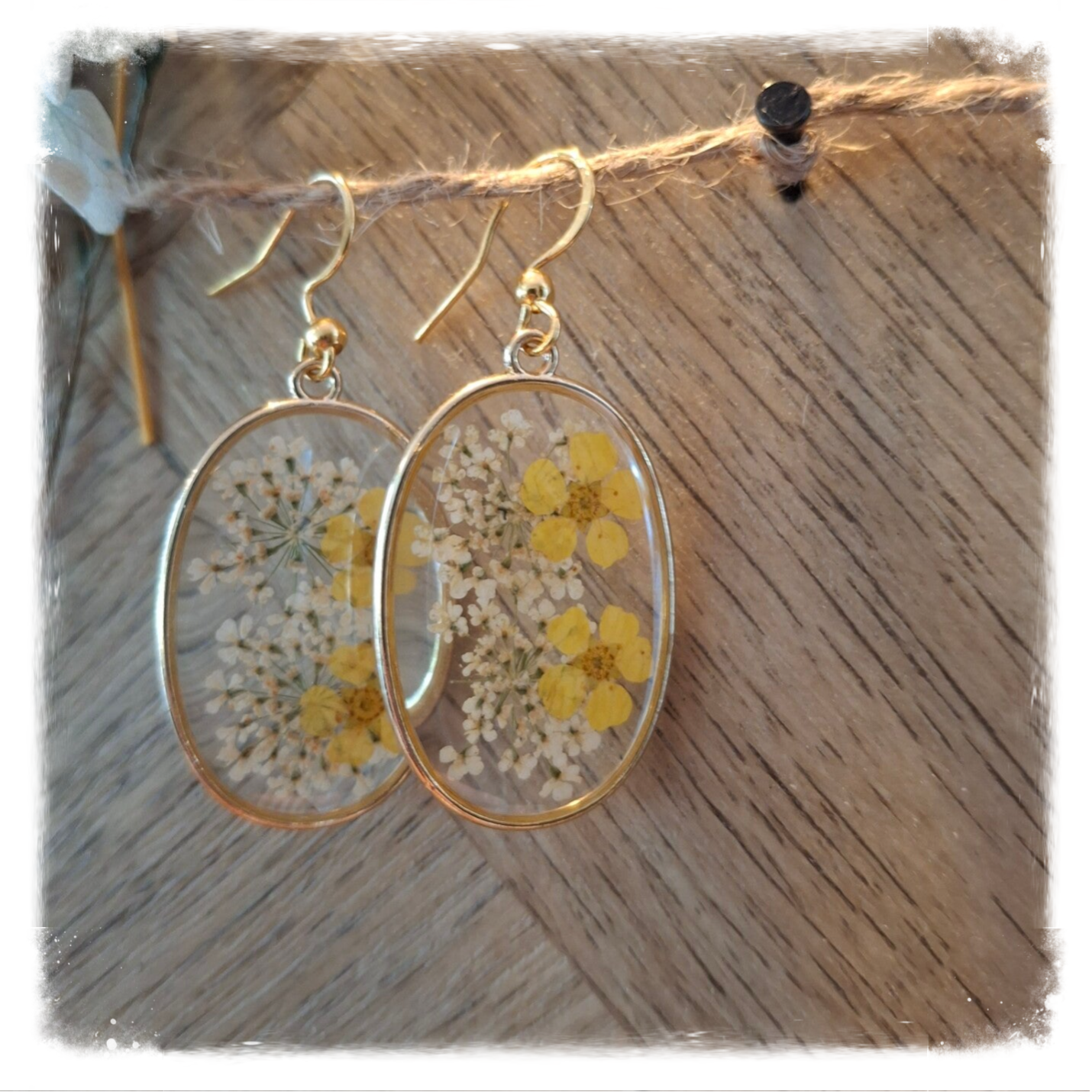 Goldplated Oorbellen met geel/witte bloemen