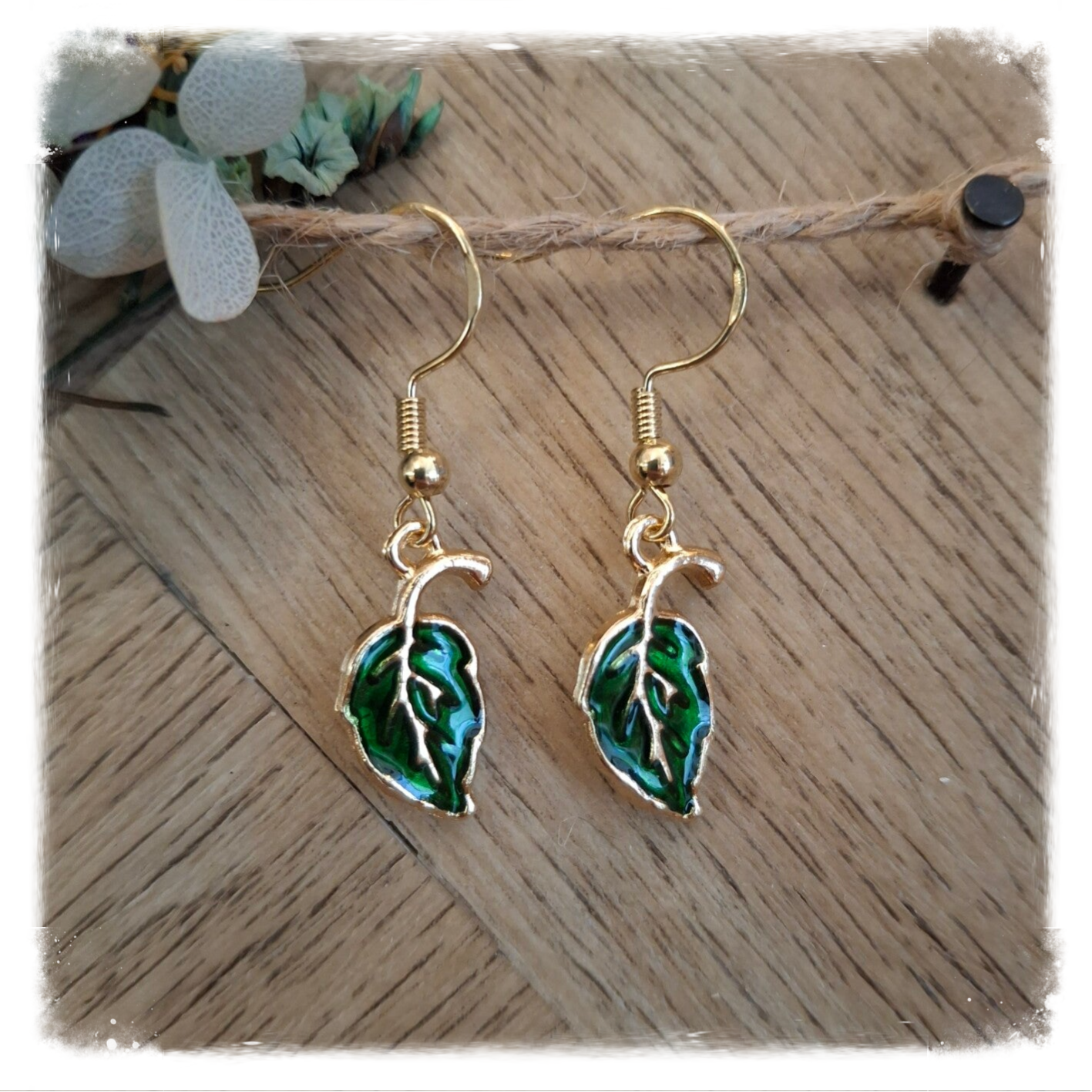 Goldplated Oorbellen met donker groene Blaadjes