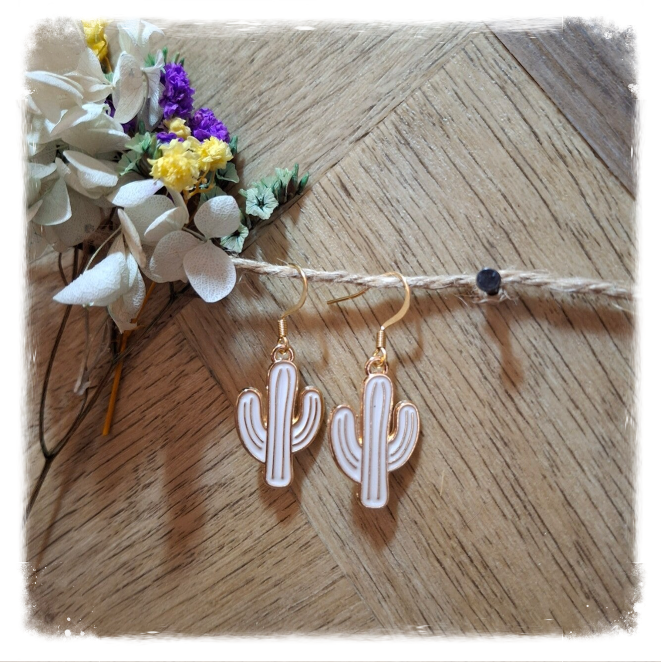 Goldplated Oorbellen met witte cactus