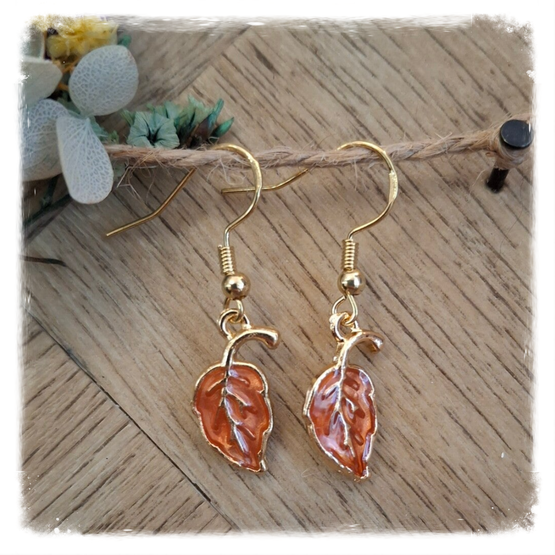 Goldplated Oorbellen met zalmkleurige Blaadjes