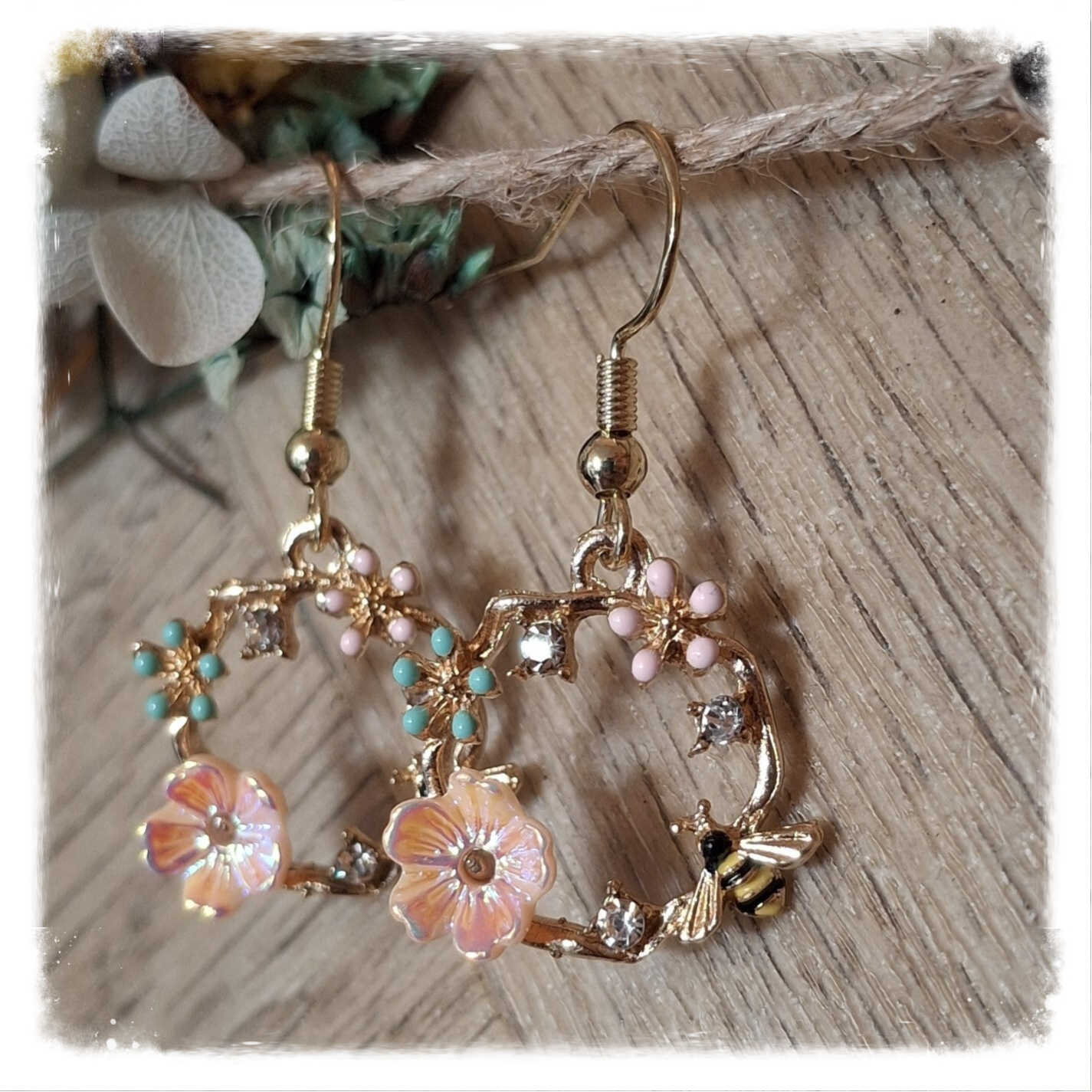 Goldplated bloemenkrans oorbellen met roze bloem