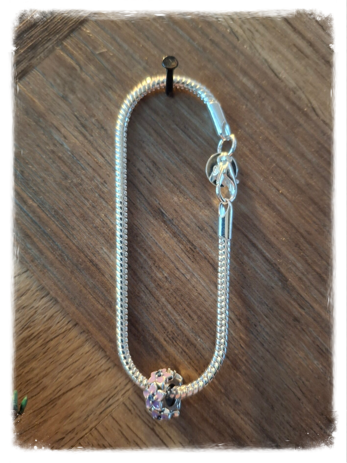 Zilveren armband met lila bloemen bedel -17cm