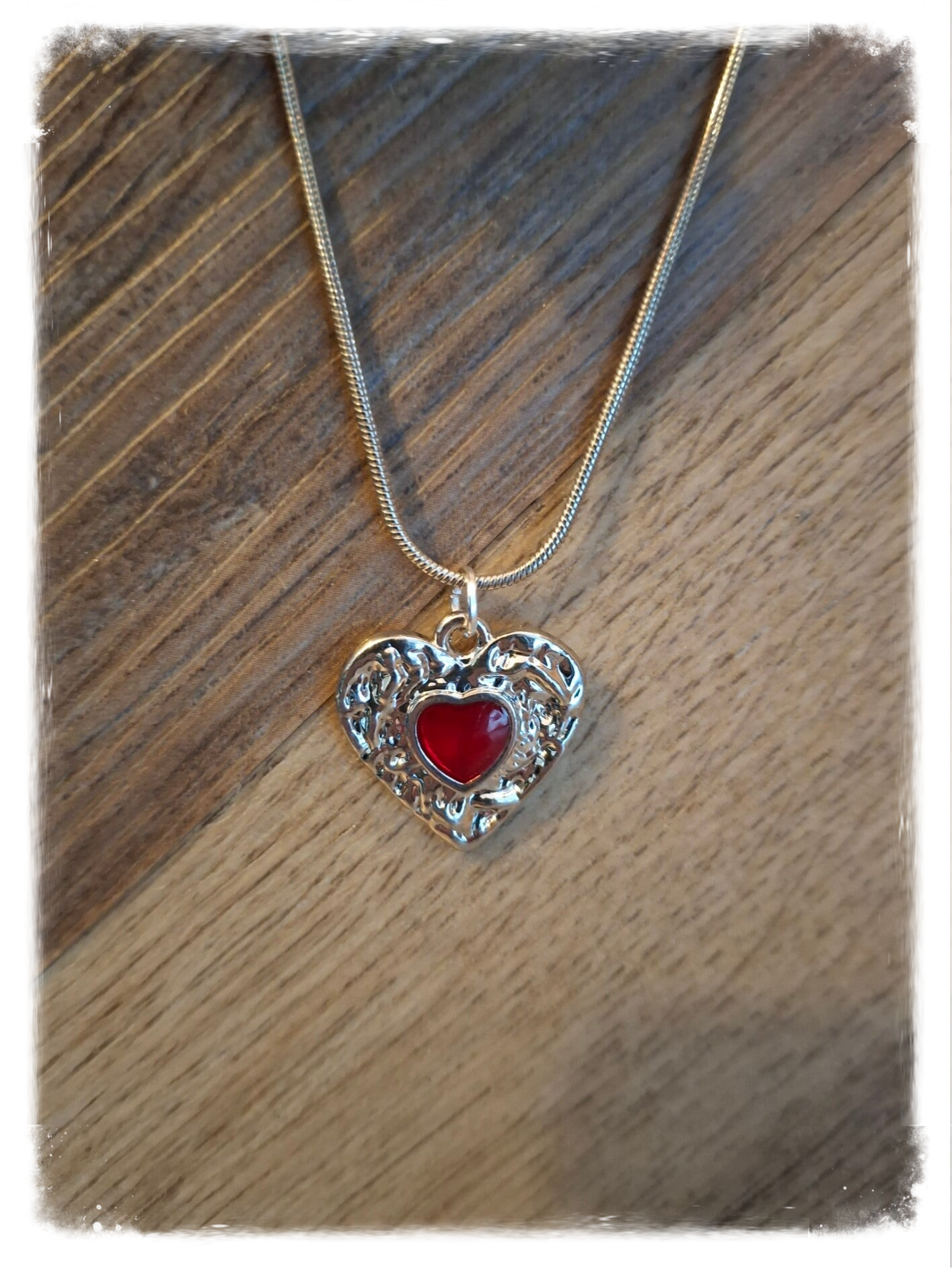 Zilverkleurige ketting met hartvormige vintage hanger