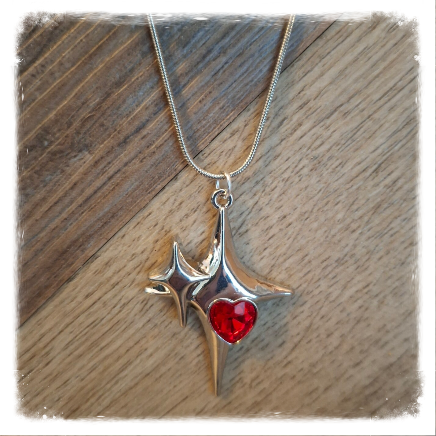 Zilverkleurige ketting met Sterren en rood hart