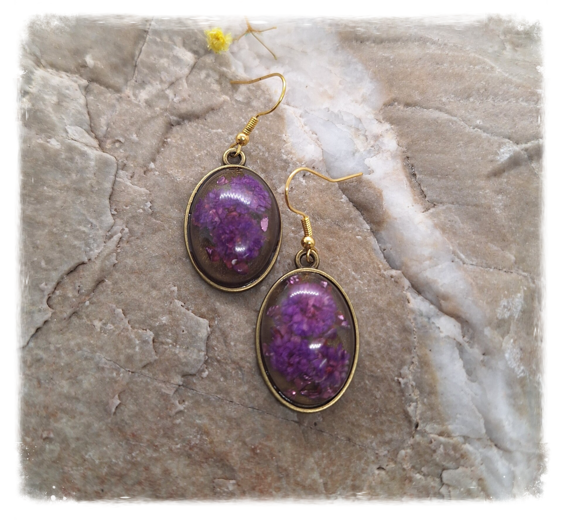 Vintage Oorbellen met Paarse Bloemen Charme