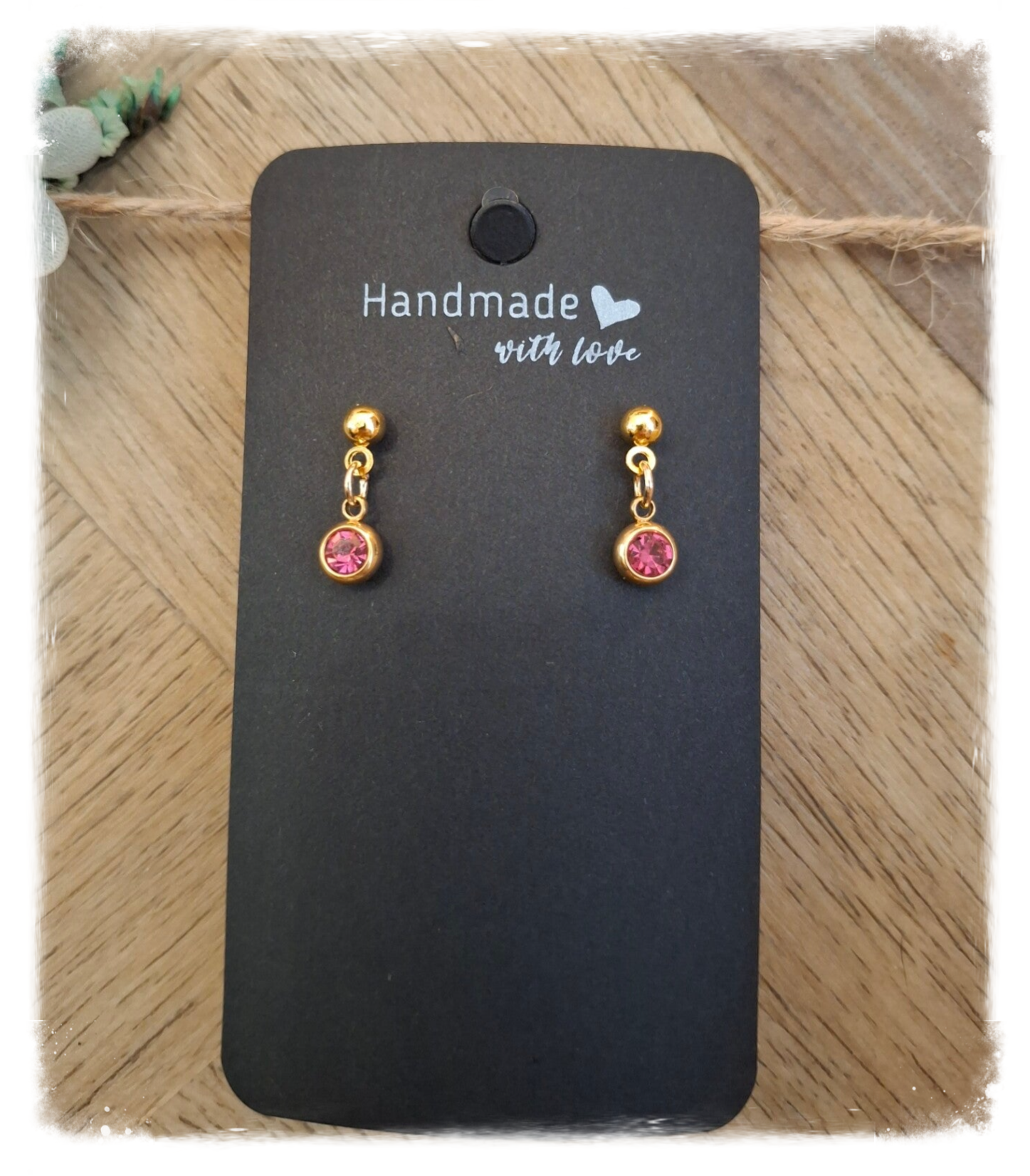 Goldplated oorstekers met roze steen