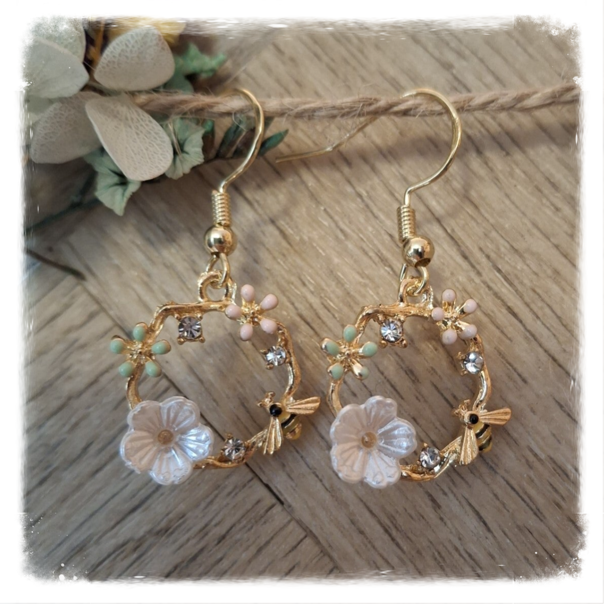 Goldplated Bloemenkrans Oorbellen met witte bloem