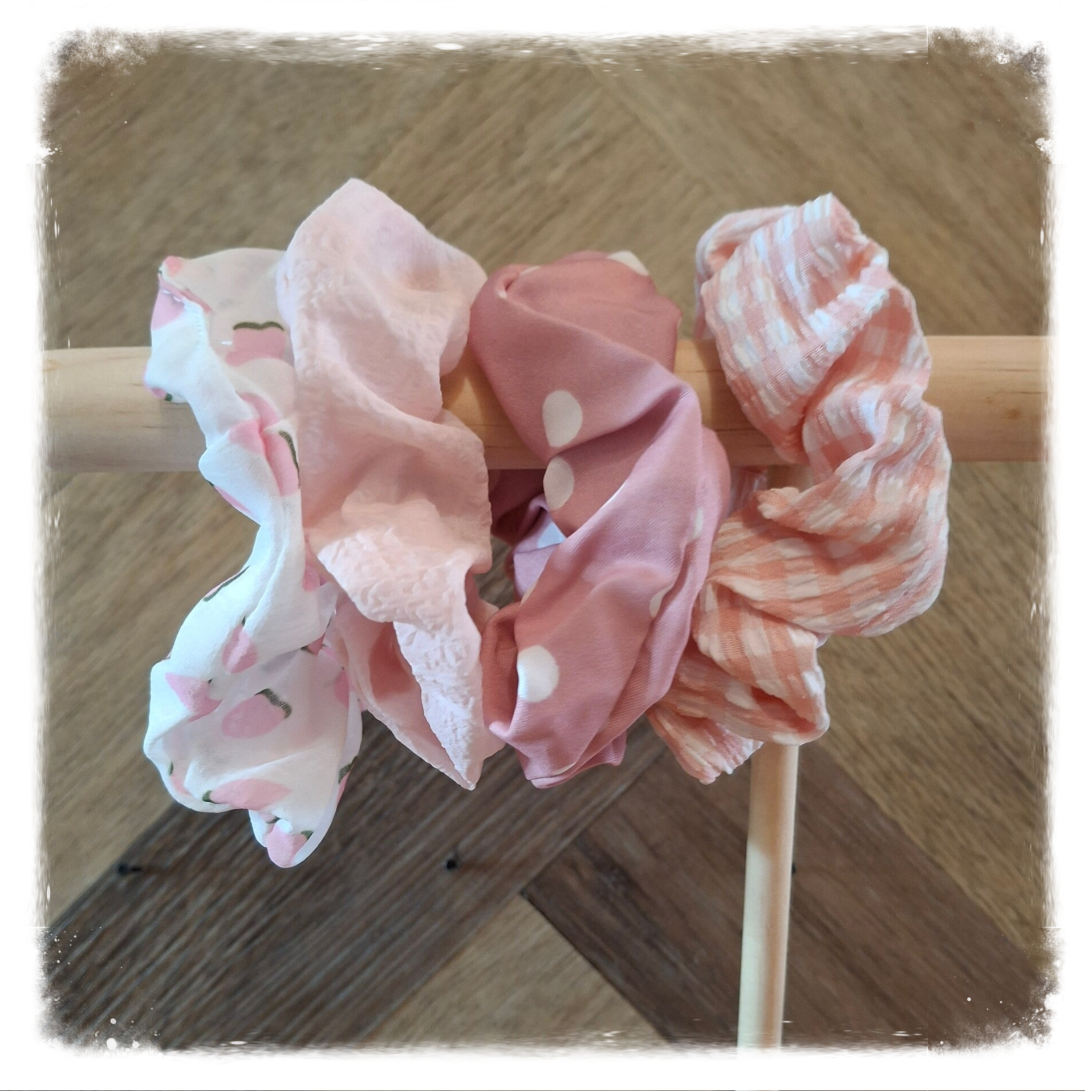 Set van 4 Scrunchies in Zachte Rosé en Witte Tinten