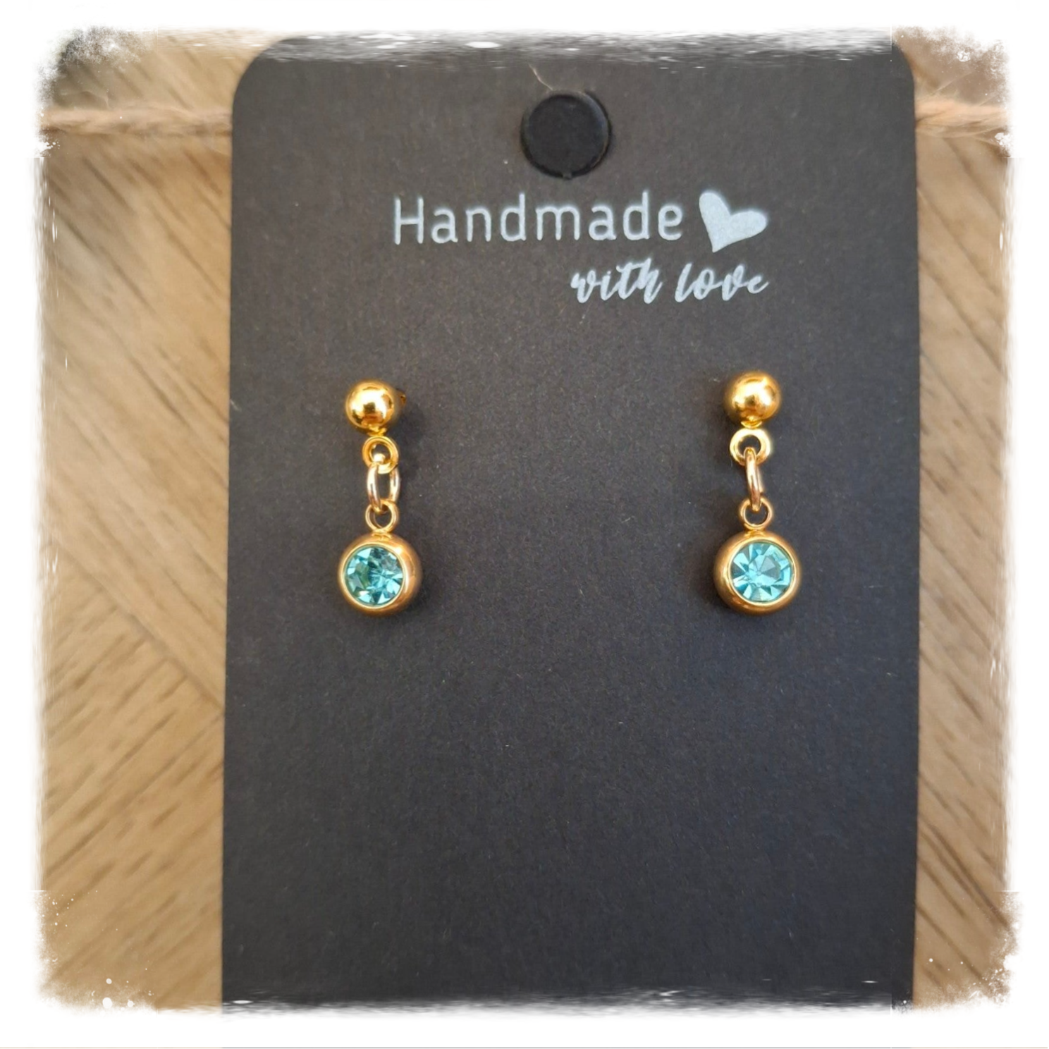 Goldplated oorstekers met licht blauwe steen