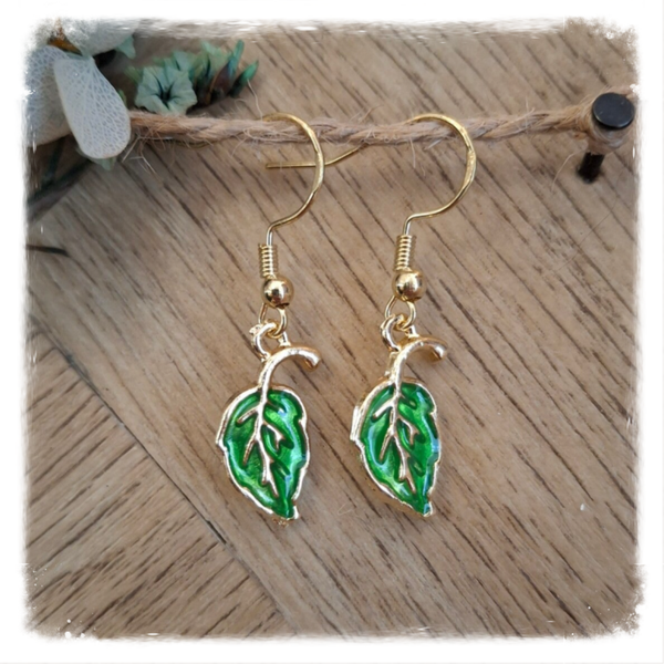 Goldplated Oorbellen met lichtgroene Blaadjes