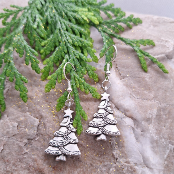 Zilveren oorbellen met feestelijke kerstboom
