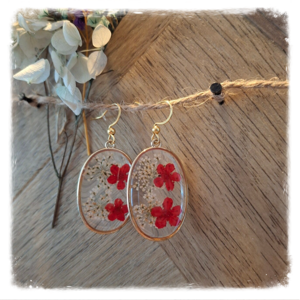 Goldplated Oorbellen met gedroogde bloemen rood/wit