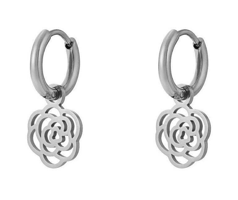 Zilveren roos oorbellen