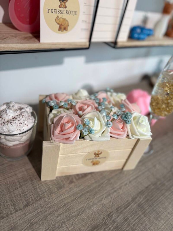 Boeketje rozen in houten bakje