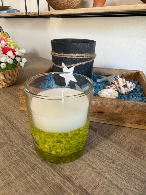 Glazen kaars met groene steentjes