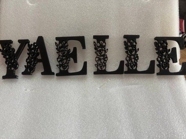 Sierlijke 3D-geprinte letters met bloemendecoratie