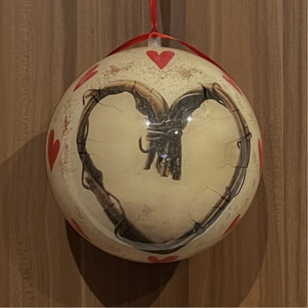 Glücksholz Herz Holz geflochten und rote Herzen