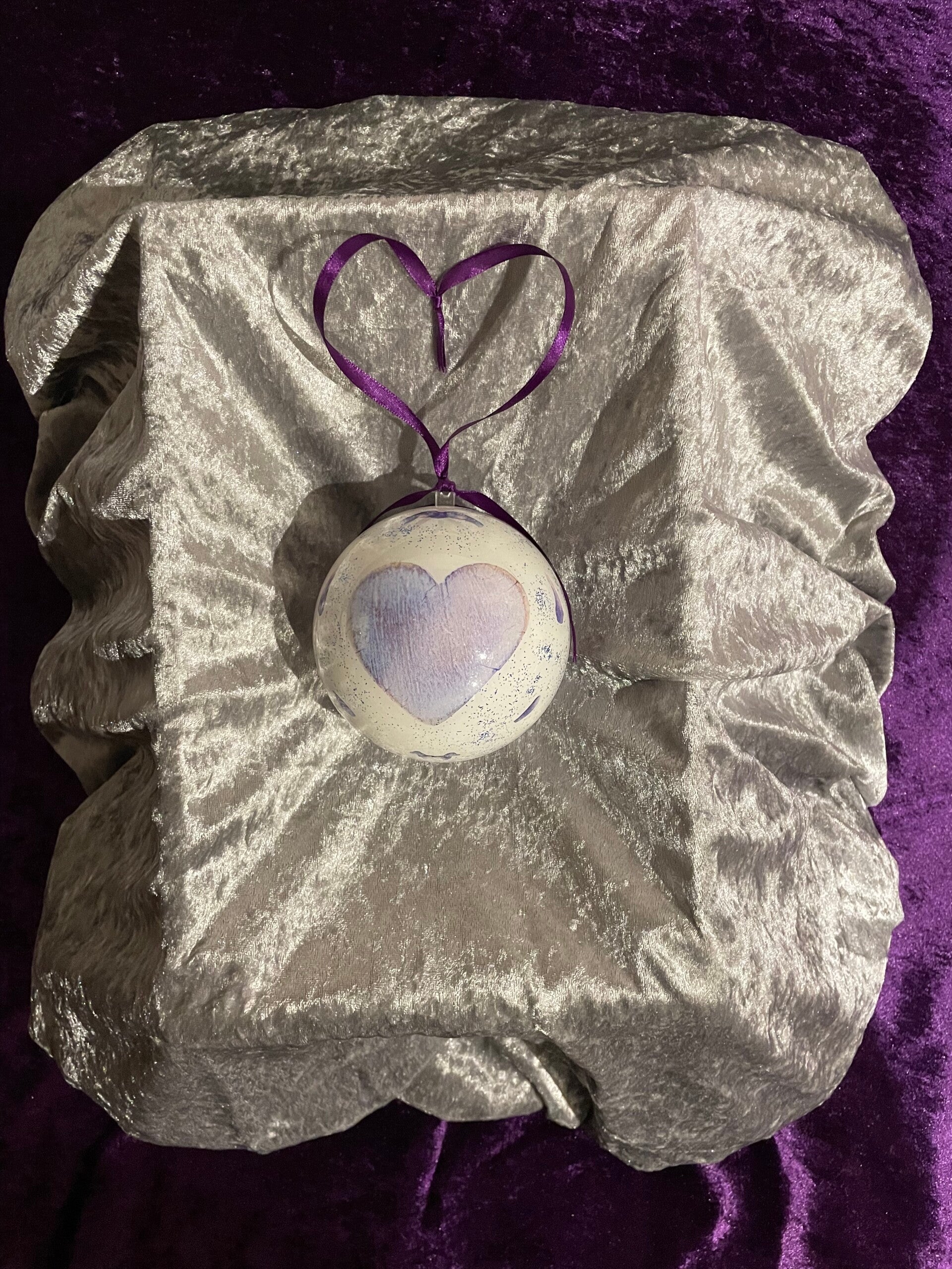 Glückskugel lila Herz und Fliederteile