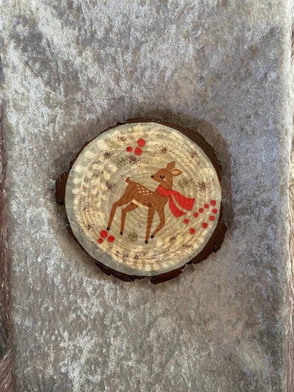 Glücksholz Reh mit rotem Schal 1