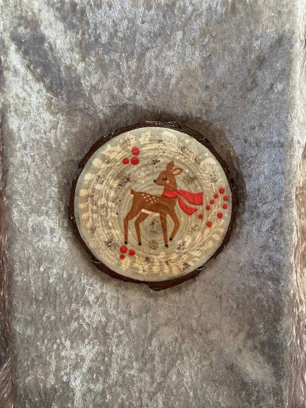 Glücksholz Reh mit rotem Schal 2