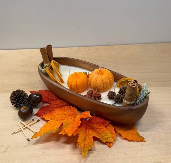 Herfst en halloween collectie Mango schaal met gedroogde elementen en pompoenkaarsen