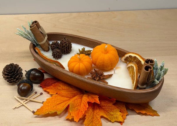 Herfst en halloweencollectie Mango schaal met gedroogde elementen en pompoenkaarsen
