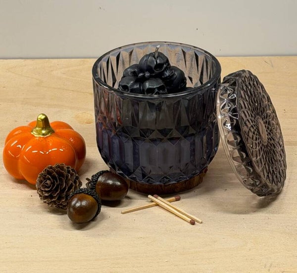 herfst en Halloween collectie zwarte beker met berg van skulls